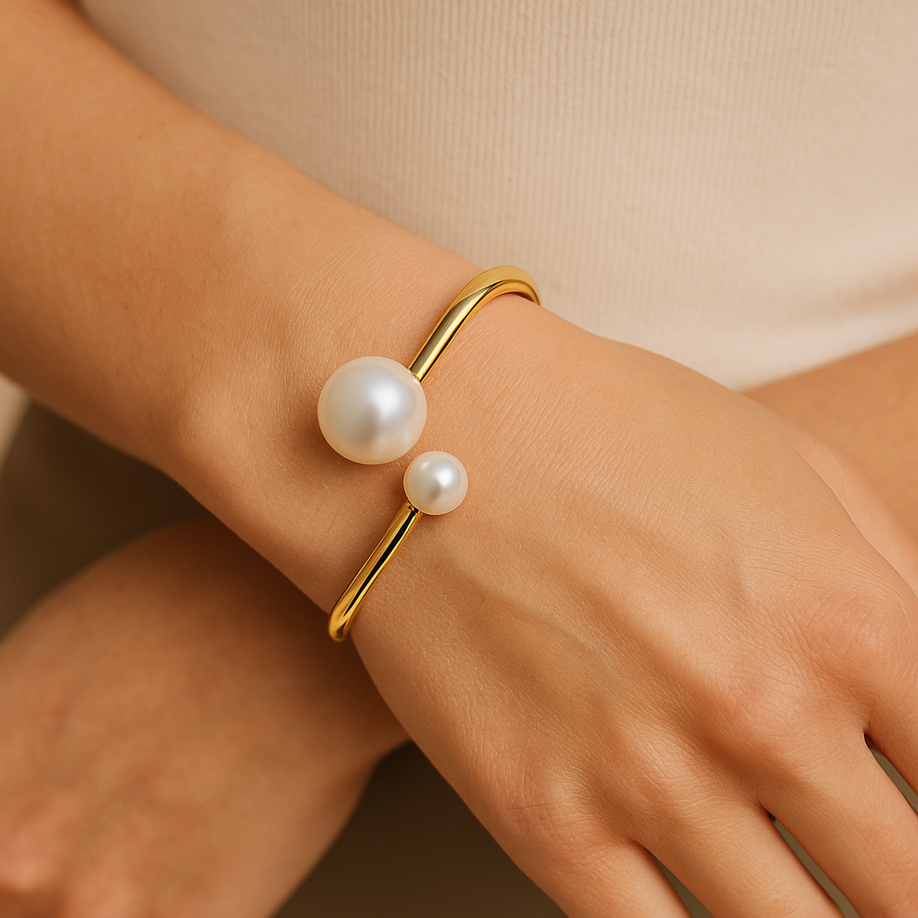 Open Bracelet with Pearls in Gold