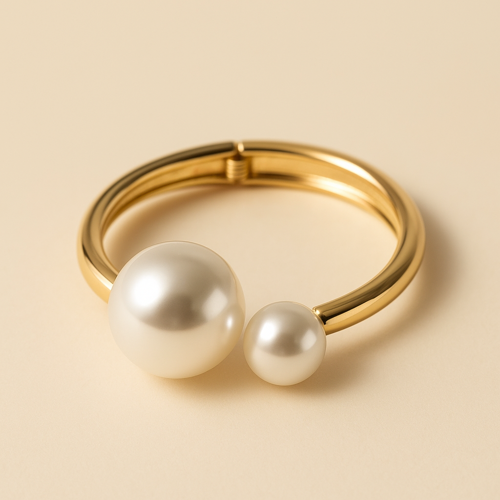 Open Bracelet with Pearls in Gold