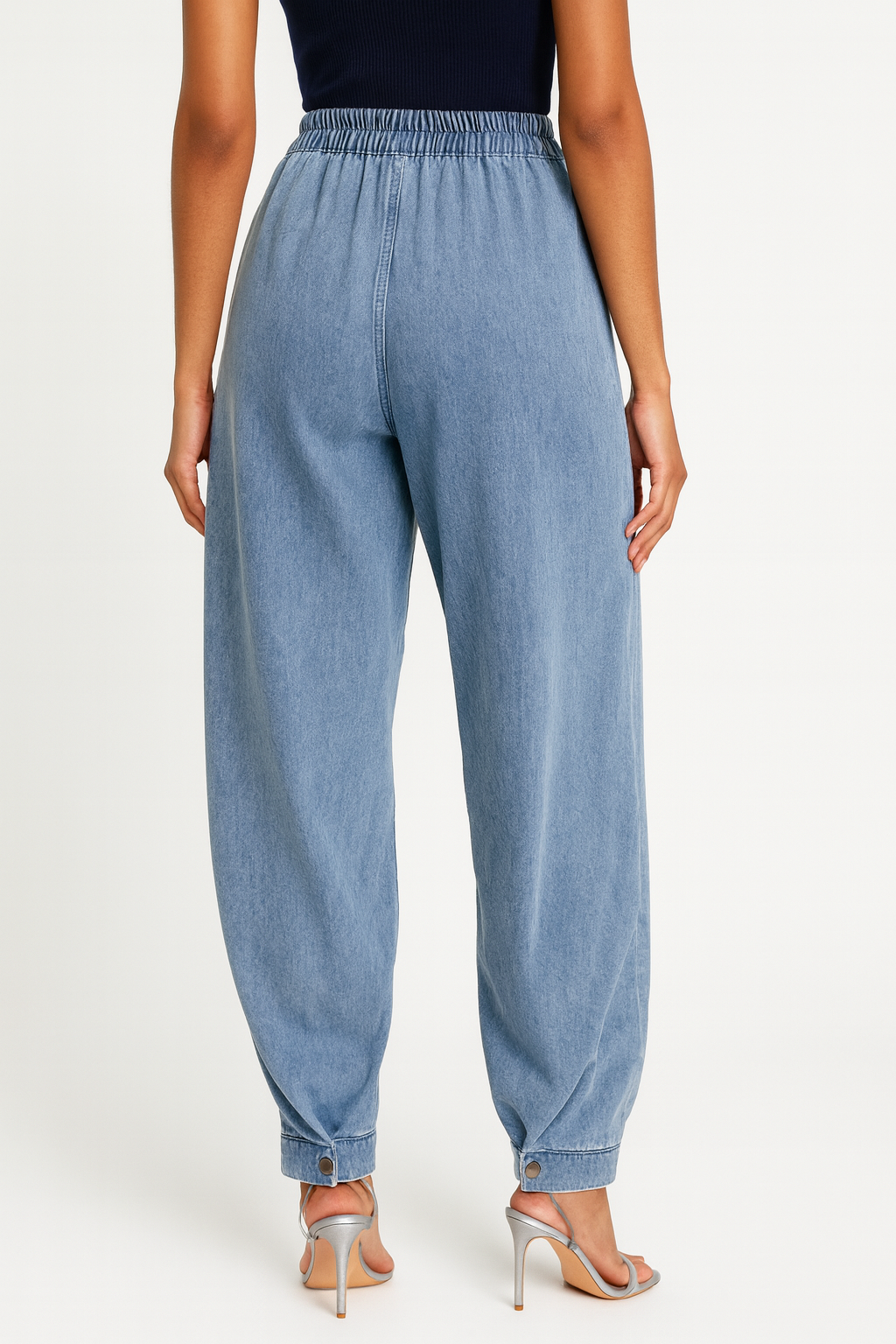 Pantalón Denim Cintura Alta “Aladino” Ajustado al Tobillo con Zipper y Doble Botón