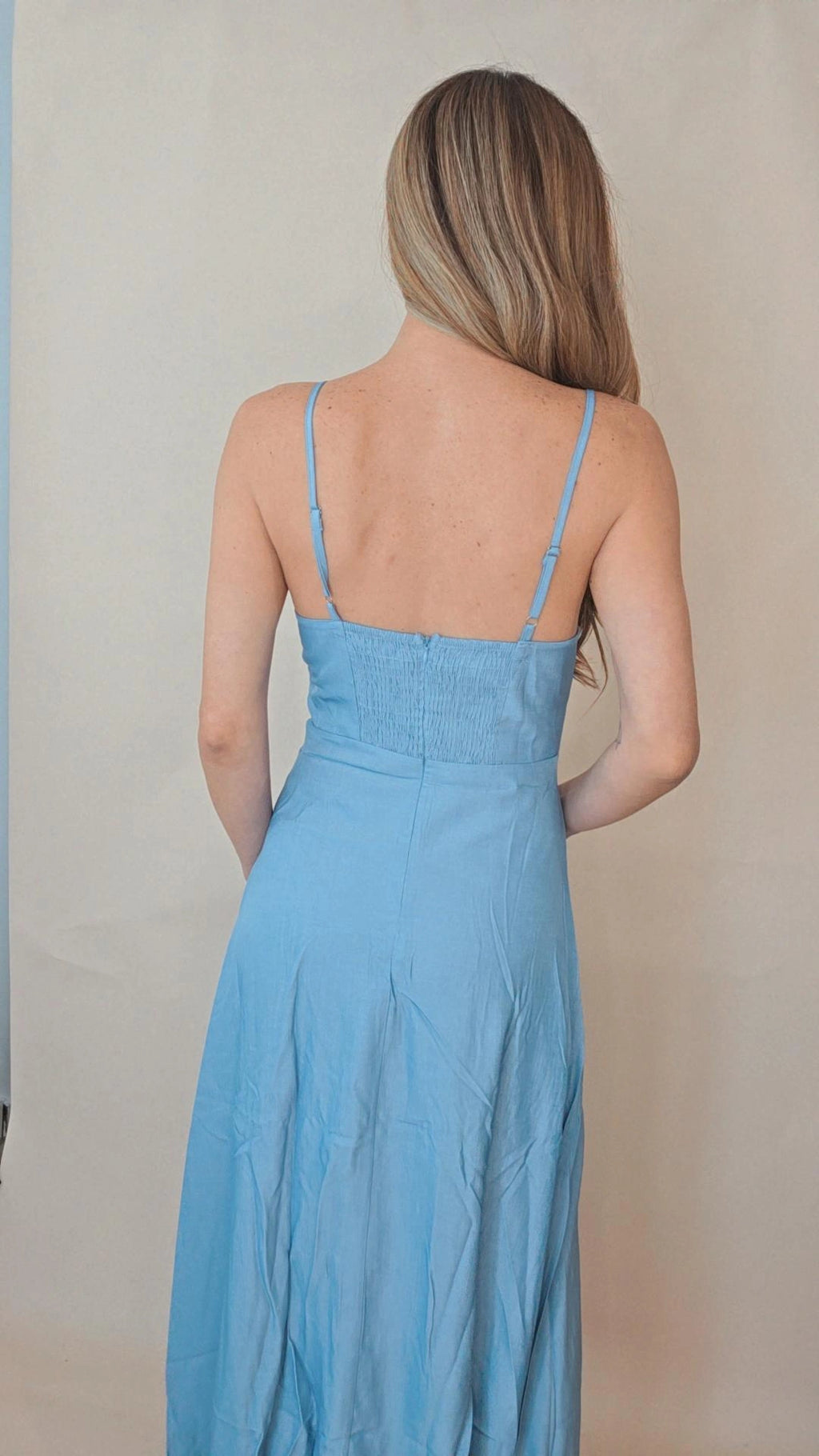 Vestido Midi Celeste con Corset Fit